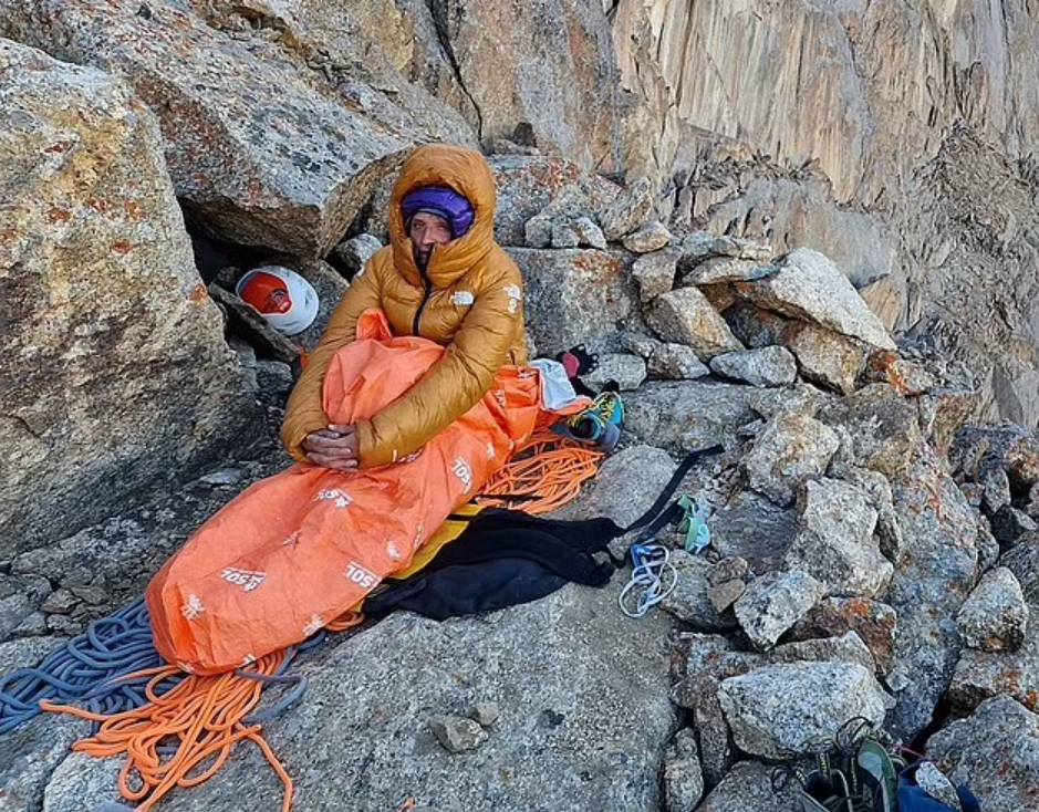 &quot;Объятия спасли нам жизнь&quot;: зависшая над пропастью пара чудом выжила в Гималаях